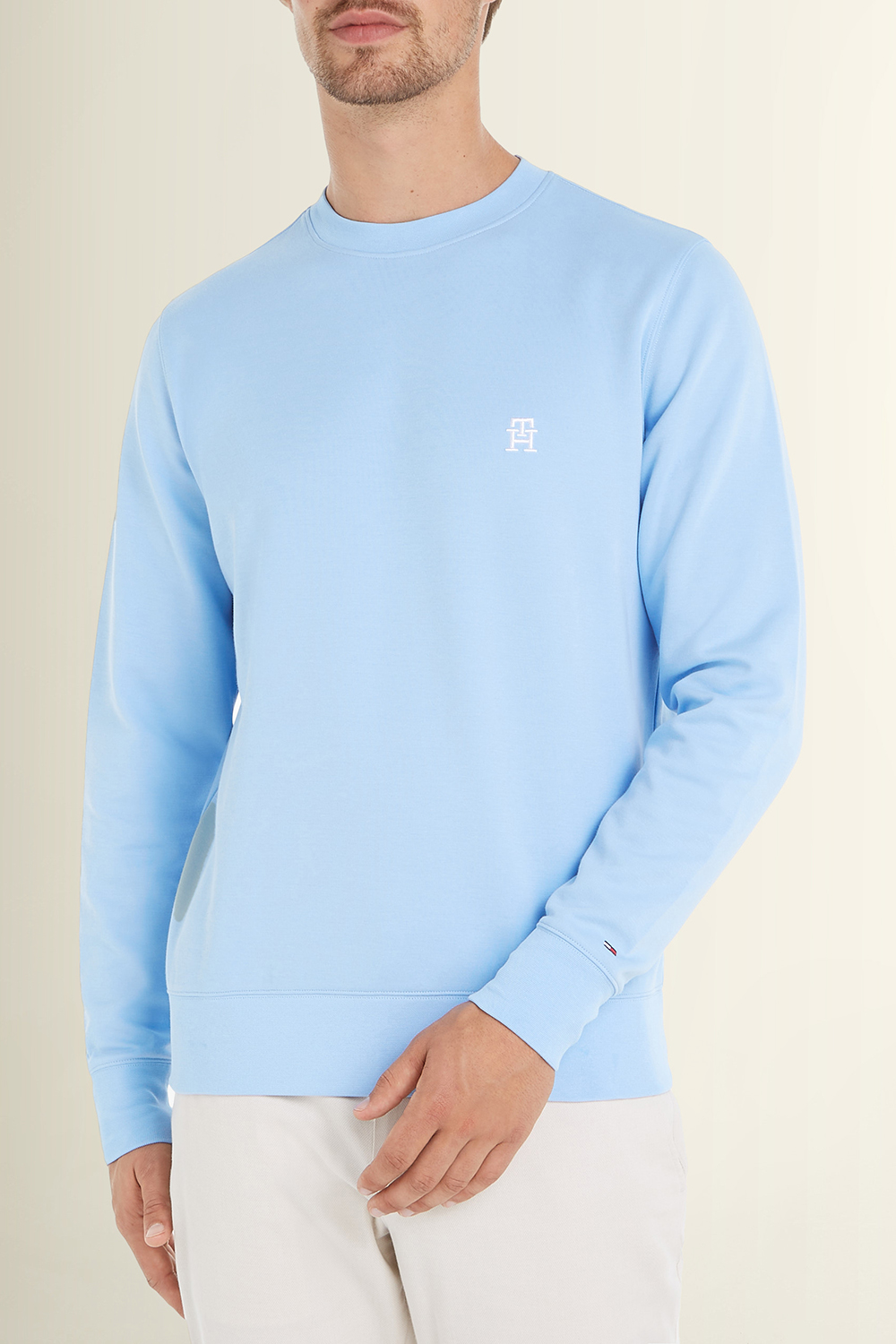 תמונת כל הלוק של סווטשירט עם צווארון מעוגל